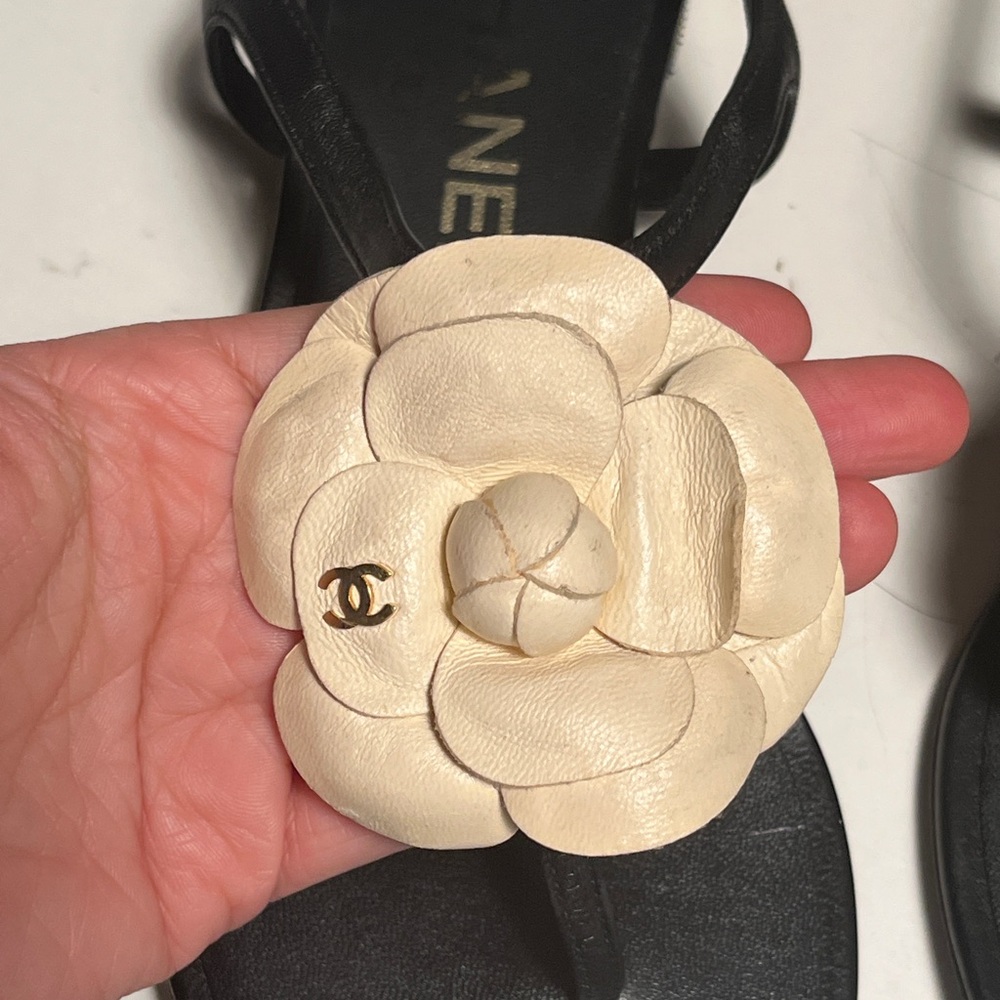 CHANEL Black Sandals with Cream Floral Accent - Picture 2 of 9